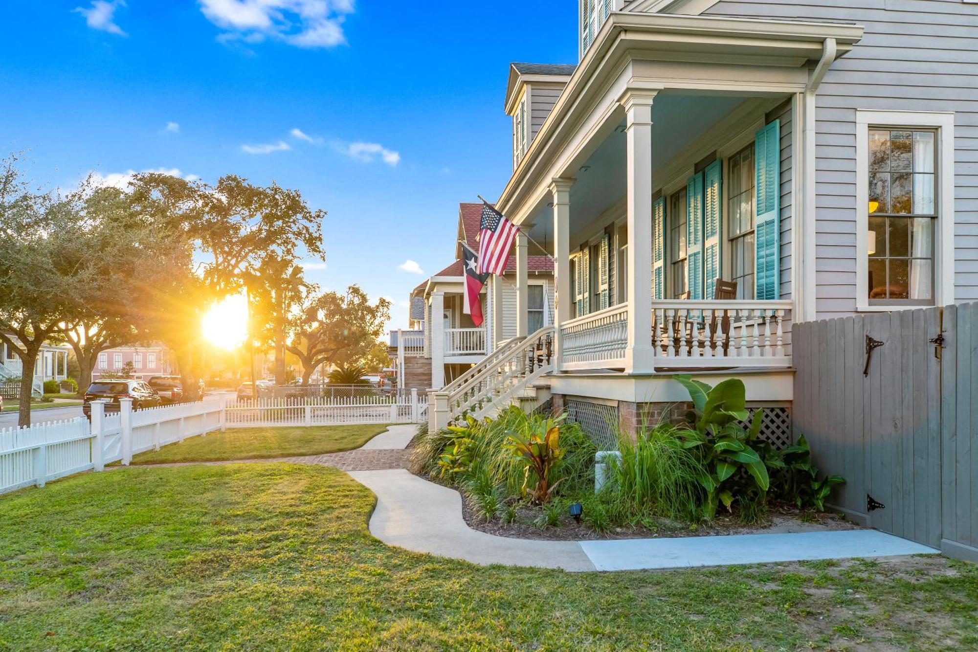 Historic 1871 Coastal Breeze With Heated Pool - Restoring Galveston Βίλα Εξωτερικό φωτογραφία